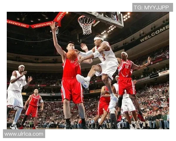 艾佛森与姚明在赛场上的巅峰对决与传奇故事回顾