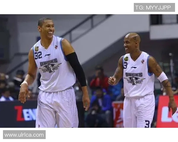 姚明与钱德勒的巅峰对决谁能胜出篮球场上的传奇之战