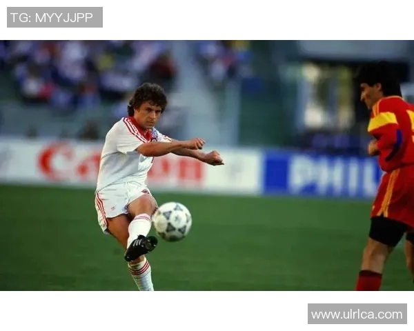 回顾上个年代足球明星的辉煌岁月与传奇故事带给我们的感动与启示