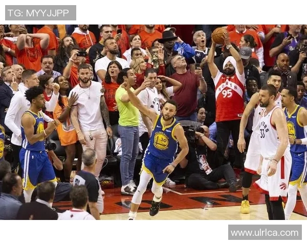 足球巨星热烈祝贺勇士队夺冠盛典展现体育精神与团结力量