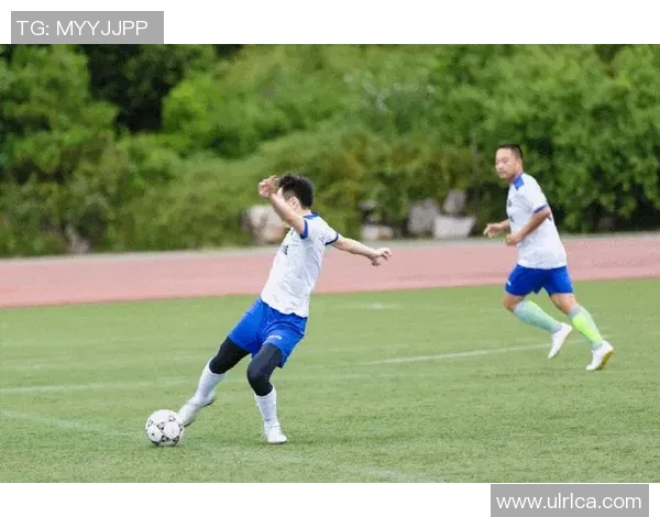 足球明星转会新动态精彩亮相图片展示球员风采与新球队激情