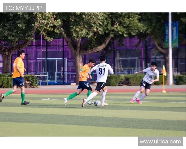 足球明星比心合影瞬间记录友谊与激情的完美时刻